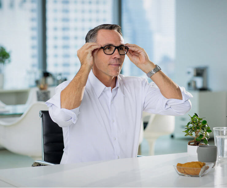 mężczyzna w okularach progresywnych Varilux, Essilor
