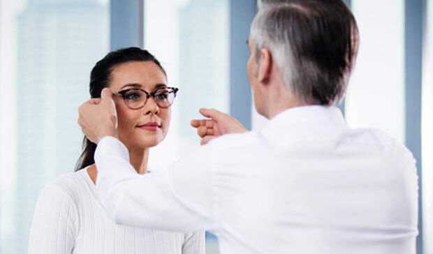 Mężczyzna w okularach progresywnych Varilux, Essilor